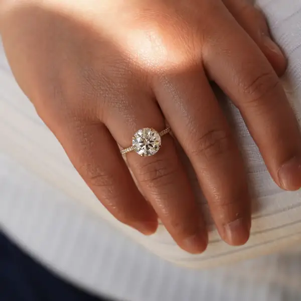 4.5 ct Brilliant round Moissanite with hidden halo and pavé band - Image 4