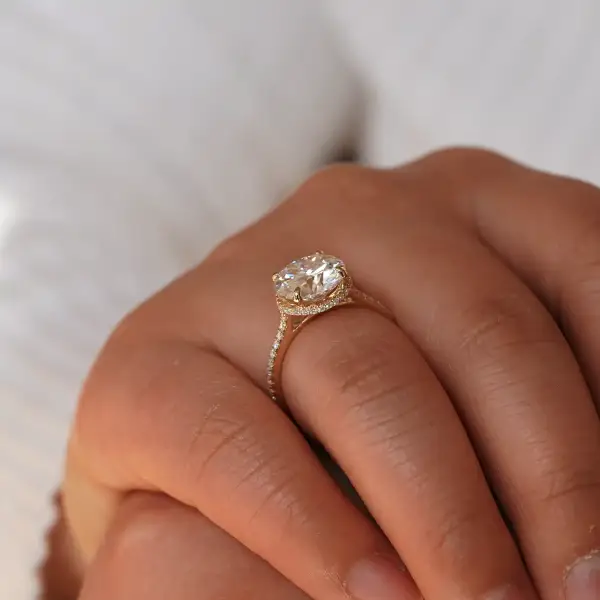 4.5 ct Brilliant round Moissanite with hidden halo and pavé band - Image 9