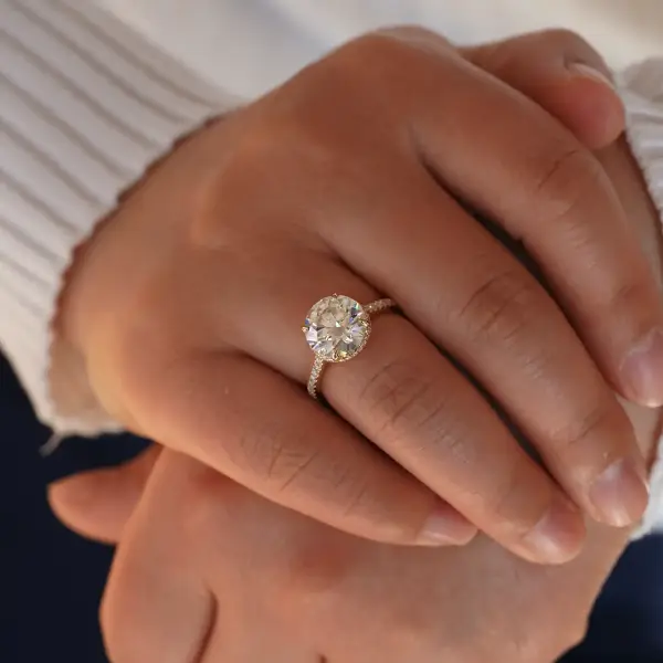 4.5 ct Brilliant round Moissanite with hidden halo and pavé band - Image 6
