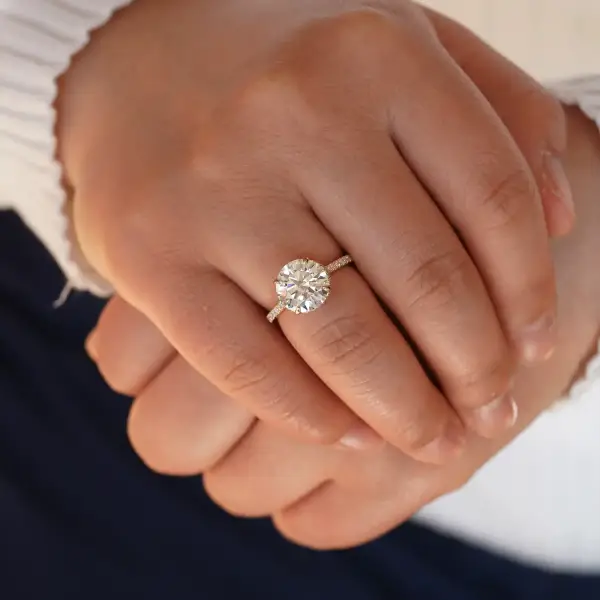 4.5 ct Brilliant round Moissanite with hidden halo and pavé band - Image 7