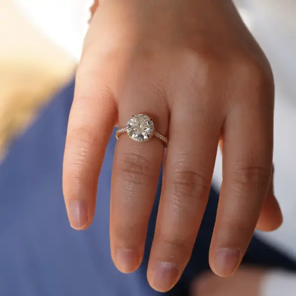 4.5 ct Brilliant round Moissanite with hidden halo and pavé band - Image 2
