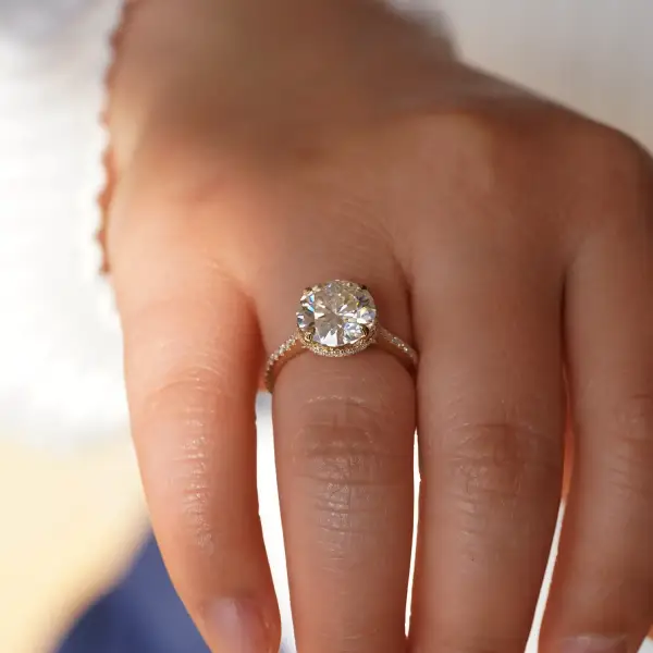 4.5 ct Brilliant round Moissanite with hidden halo and pavé band - Image 3