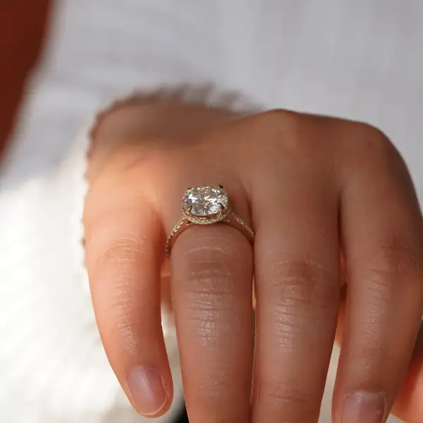 4.5 ct Brilliant round Moissanite with hidden halo and pavé band - Image 5