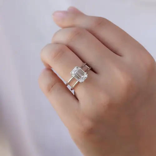 3.5ct Emerald Moissanite in 4 prong setting with double plain band