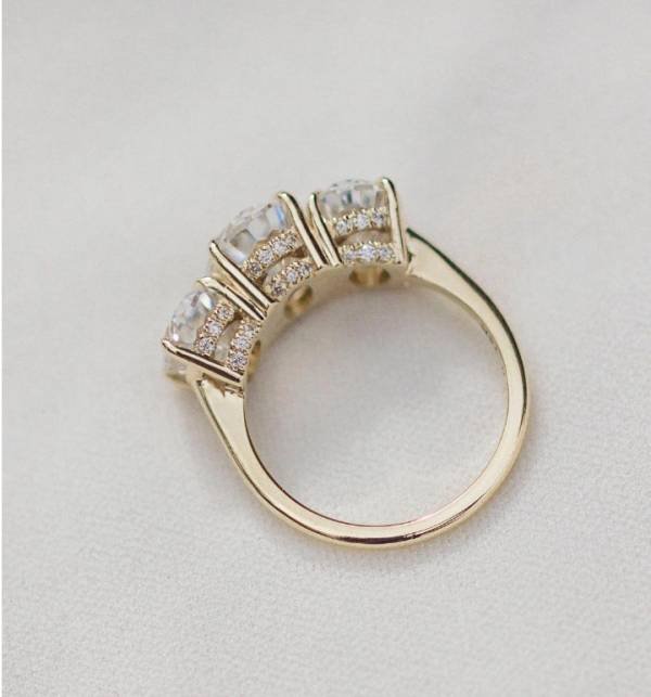 3CT crushed ice hybrid Oval Moissanite band with 2ct each side and double hidden halo Total of 7ct - Image 4