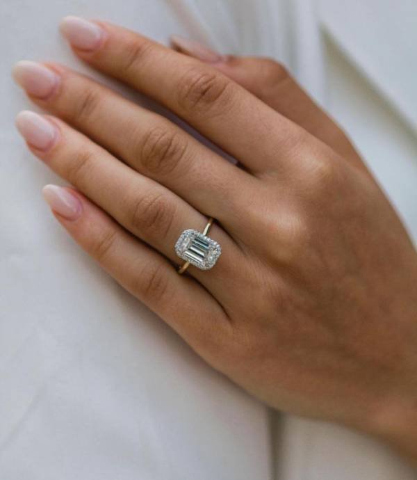 3 ct 10×6.5MM Modern Emerald Moissanite Cut with Halo