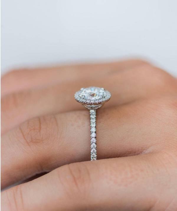 2.5CT 8.5MM Round Shape Moissanite with Halo and Pavé Band
