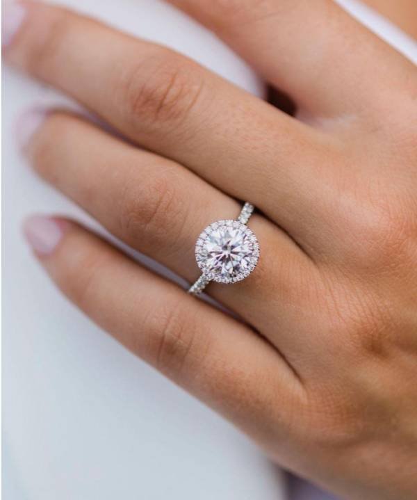 2.5CT 8.5MM Round Shape Moissanite with Halo and Pavé Band