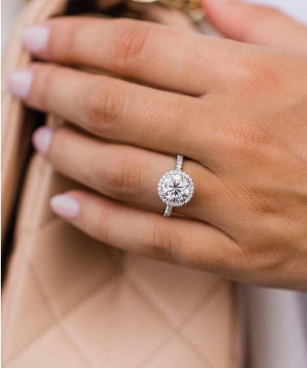 2.5CT 8.5MM Round Shape Moissanite with Halo and Pavé Band