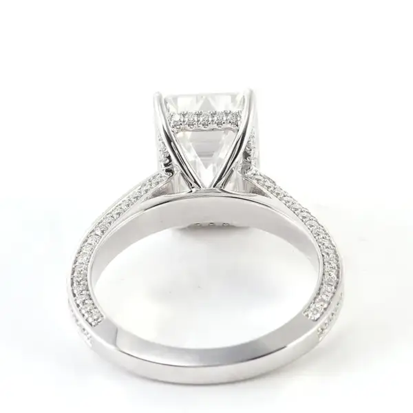 Elegant & Luxurious 10ct Emerald Moissanite Engagement Ring - Image 2