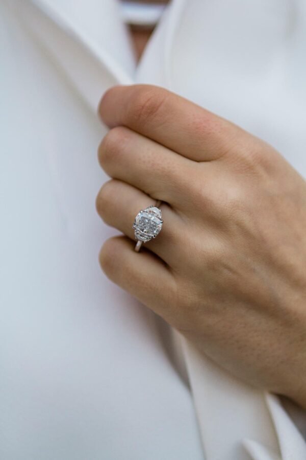 2.5ct Crushed Ice or Brilliant Cut Moissanite with Halfmoon side stones - Image 3