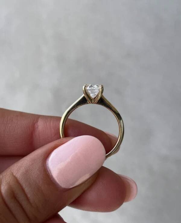1ct Oval Moissanite With Tapered Band - Image 3