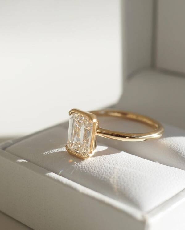 2.07ct Emerald Half Bezel Lab-grown Diamond Engagement Ring - Image 4