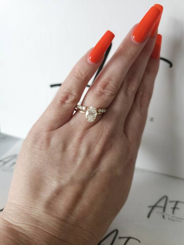 2.5ct Oval Moissanite Engagement Ring With A Matching Open Moissanite Band - Image 7