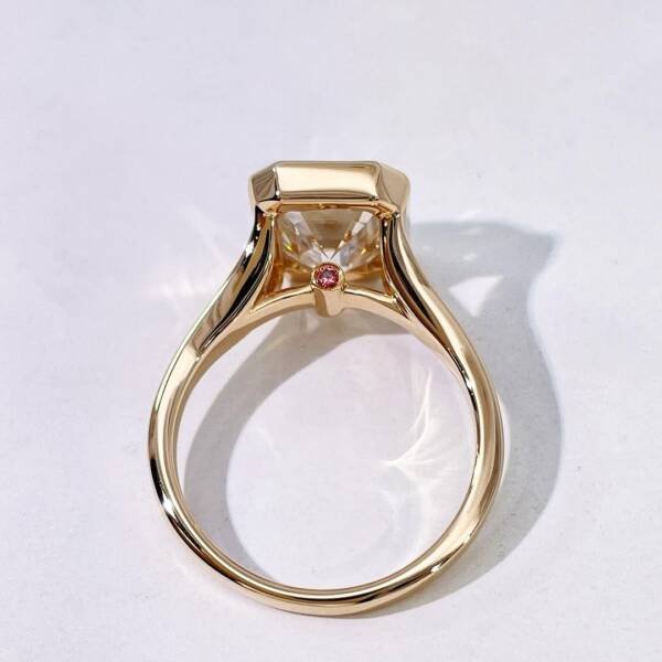 5ct Emerald Moissanite In A Bezel With A Split Shank - Image 5
