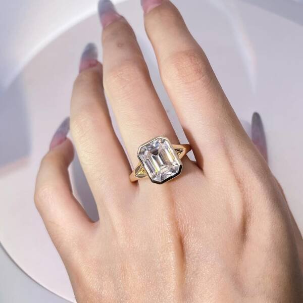 5ct Emerald Moissanite In A Bezel With A Split Shank - Image 2