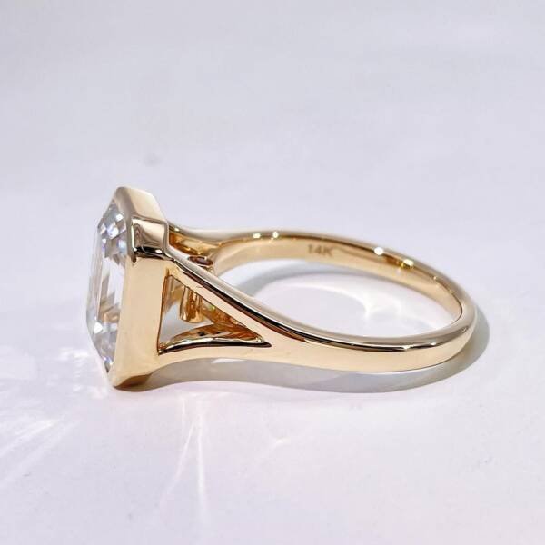 5ct Emerald Moissanite In A Bezel With A Split Shank - Image 3