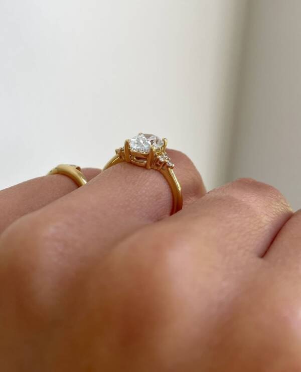 2.01ct 4 claw Oval With Side Accent Stones - Image 4