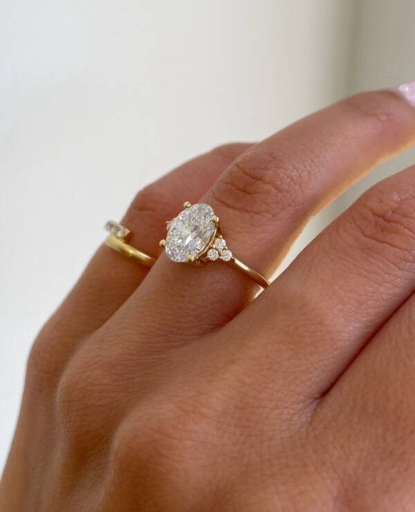 2.01ct 4 claw Oval With Side Accent Stones - Image 2