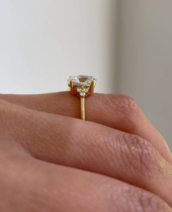 2.01ct 4 claw Oval With Side Accent Stones - Image 5
