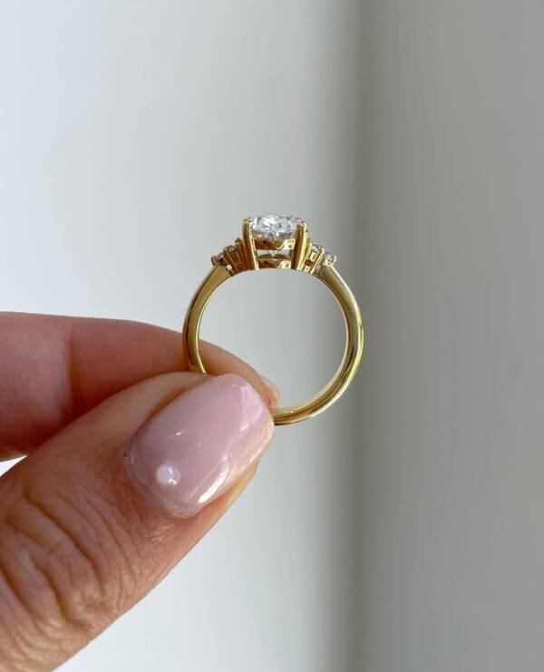 2.01ct 4 claw Oval With Side Accent Stones - Image 3